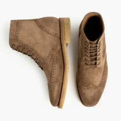 Wingtip | Caramel Suede 11 Wingtip | Caramel Suede -Thursday Boots Sales 1024x1024 Men Wingtip CaramelSuede 101622 Flatlay