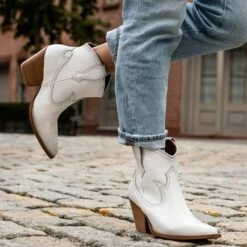 Indio | White 15 Indio | White -Thursday Boots Sales 1024x1024 Women Indio White 112621 1