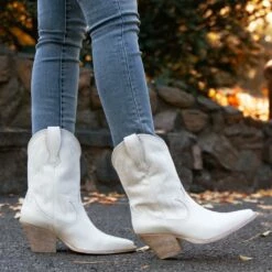 Sierra | White -Thursday Boots Sales 1024x1024 Women Sierra White 112122 1