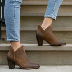 Uptown | Auburn 17 Uptown | Auburn -Thursday Boots Sales 1024x1024 Women Uptown Auburn 102422 1